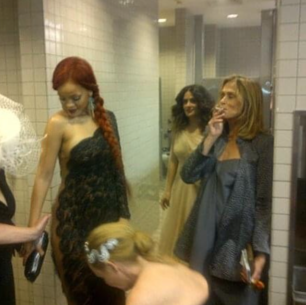 Revelada foto de 2011 tirada com um Blackberry que mostra cinco vedetas em conversa informal de casa de banho