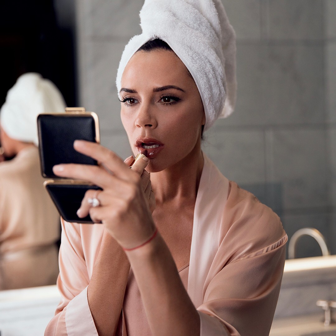 Victoria Beckham recria os seus looks mais memoráveis (e excêntricos)