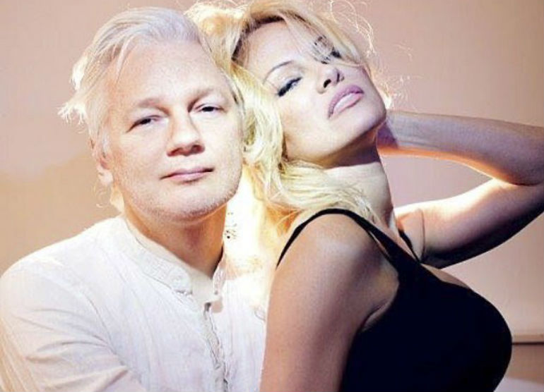 Pamela Anderson visita Julian Assange e acusa diretor do estabelecimento de intimidação