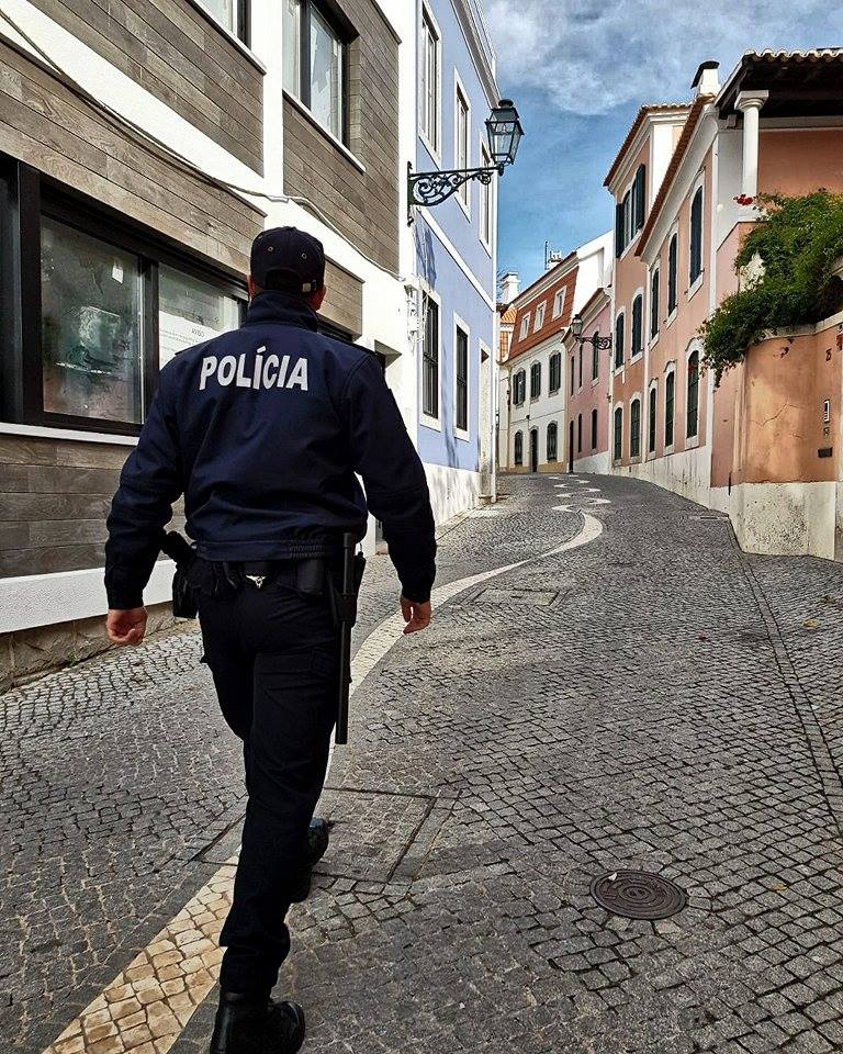 Homem e mãe infetados com COVID-19 mentiram à polícia, andam em fuga e são procurados na região de Fafe