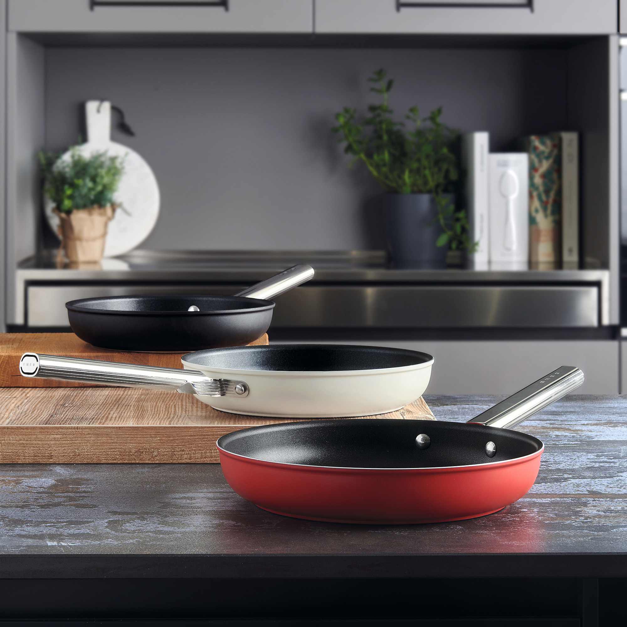 A Smeg agora tem caçarolas e frigideiras e já estamos a sonhar com elas na nossa cozinha