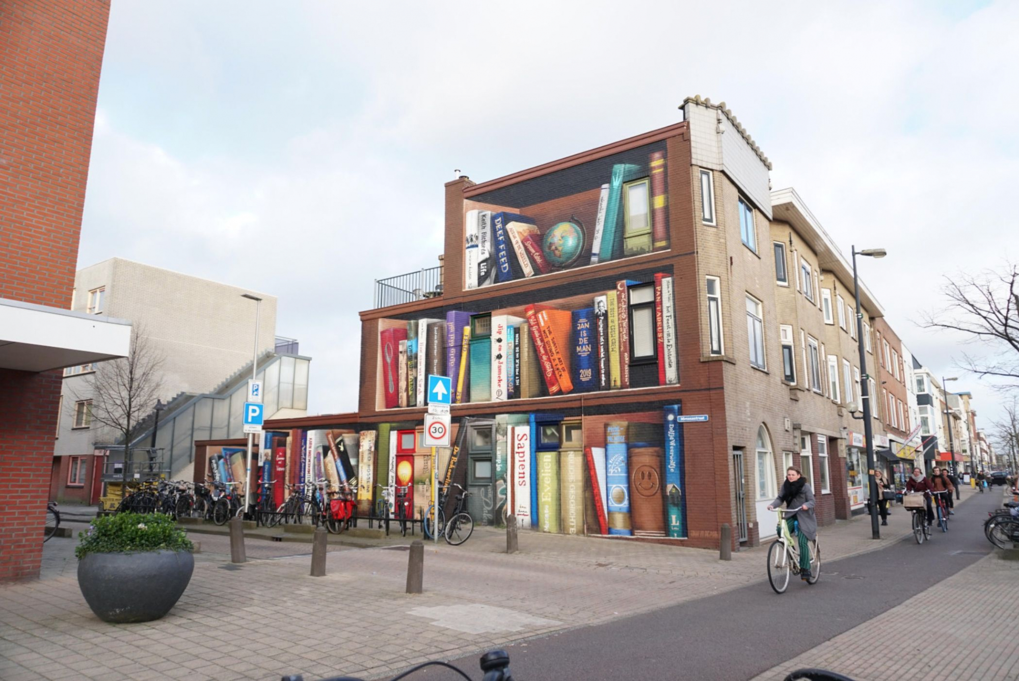 Na Holanda há uma estante de livros gigante a parar o trânsito
