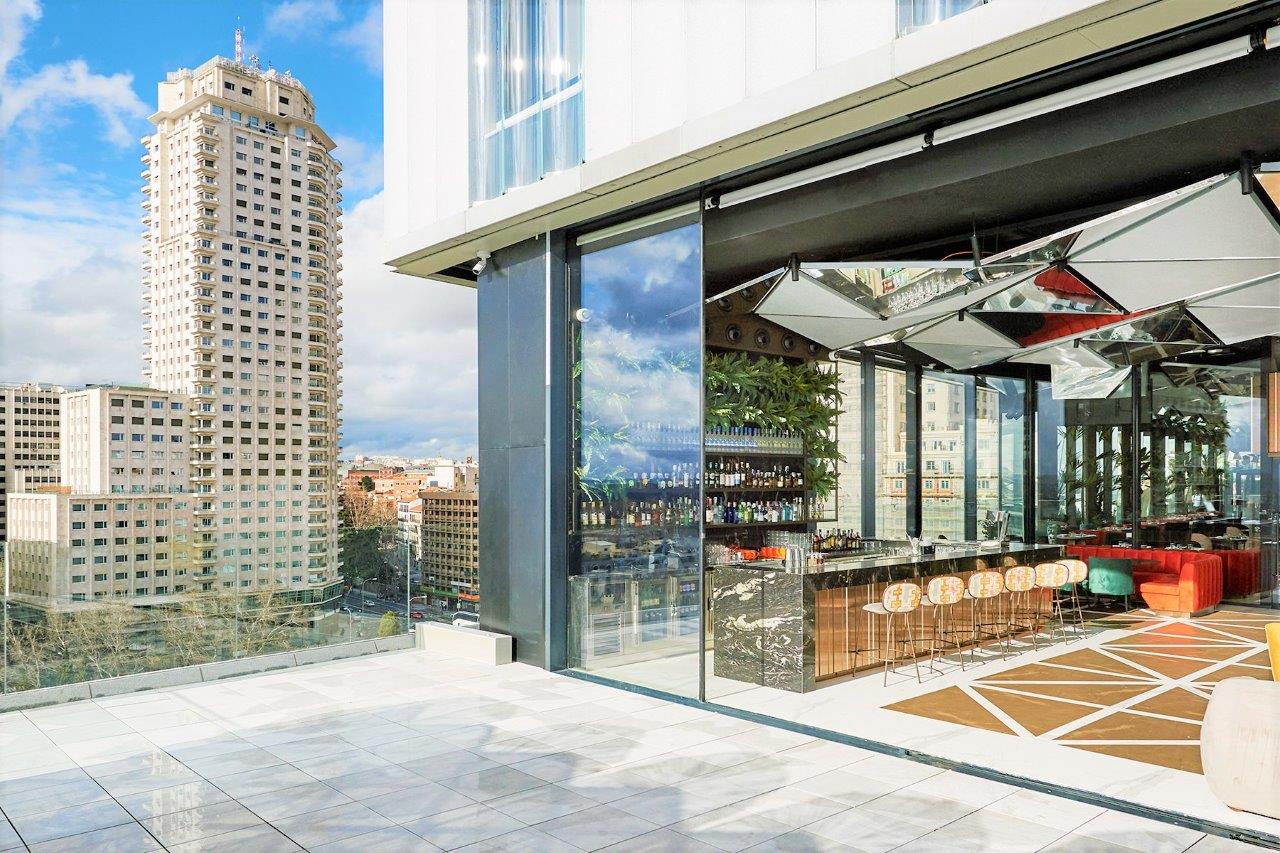 Mesas de restaurante separadas e com divisórias. Assim se prepara o regresso à normalidade em Espanha