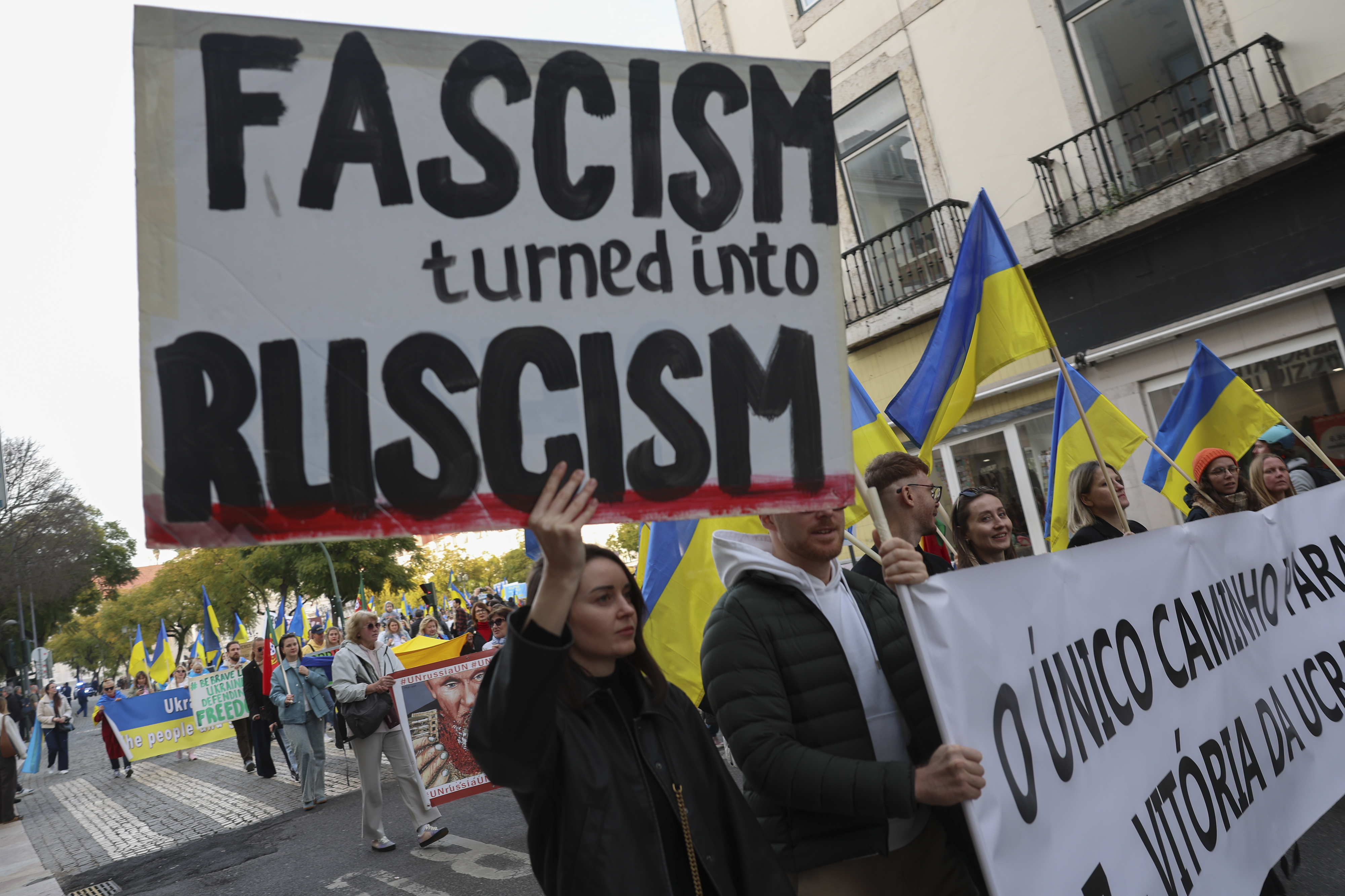 Comunidade ucraniana em Portugal protesta contra "virar de costas" de Trump junto da Embaixada dos EUA