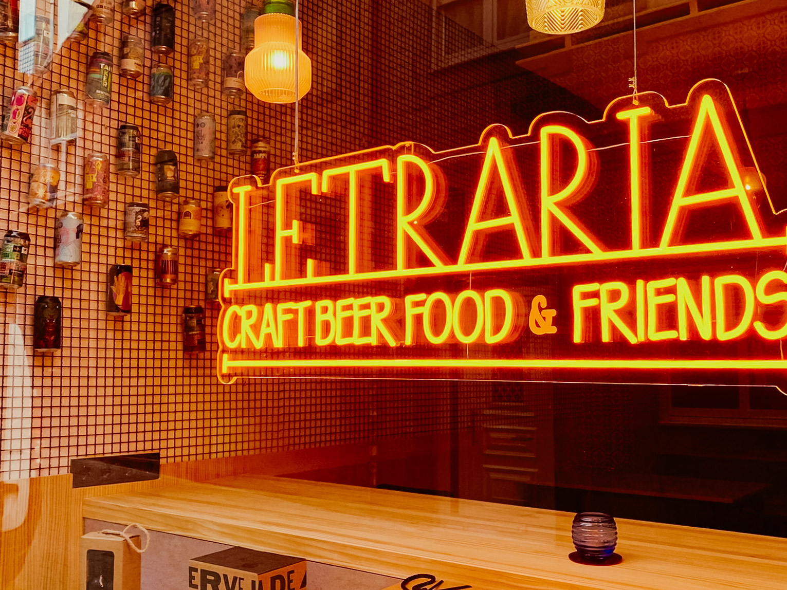 Há um novo restaurante na baixa do Porto em que a cerveja Letra é a estrela (e tem petiscos para partilhar)