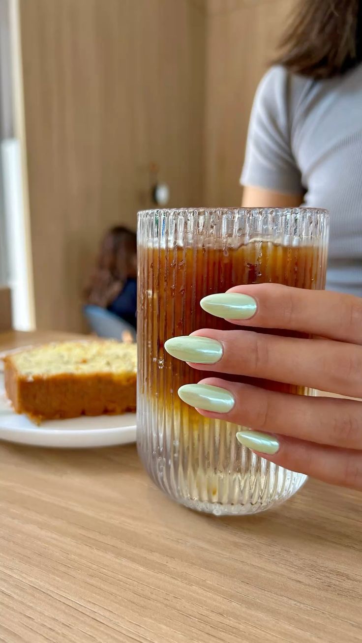 Roxo, azul ou verde. Estas são as cores de unhas que vão bombar em 2026 (e temos 21 inspirações)