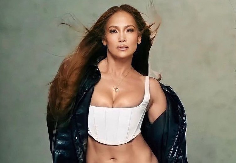 “This is Me… Now”. JLo anuncia novo álbum e recria a capa dos anos 2000. Veja o vídeo
