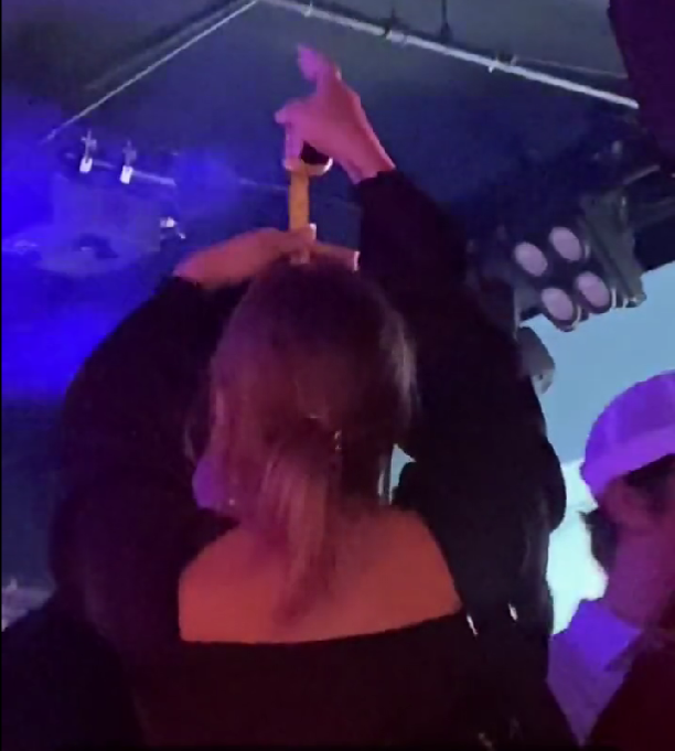 Mulher leva fita métrica para discoteca e mede homens. Veja o momento