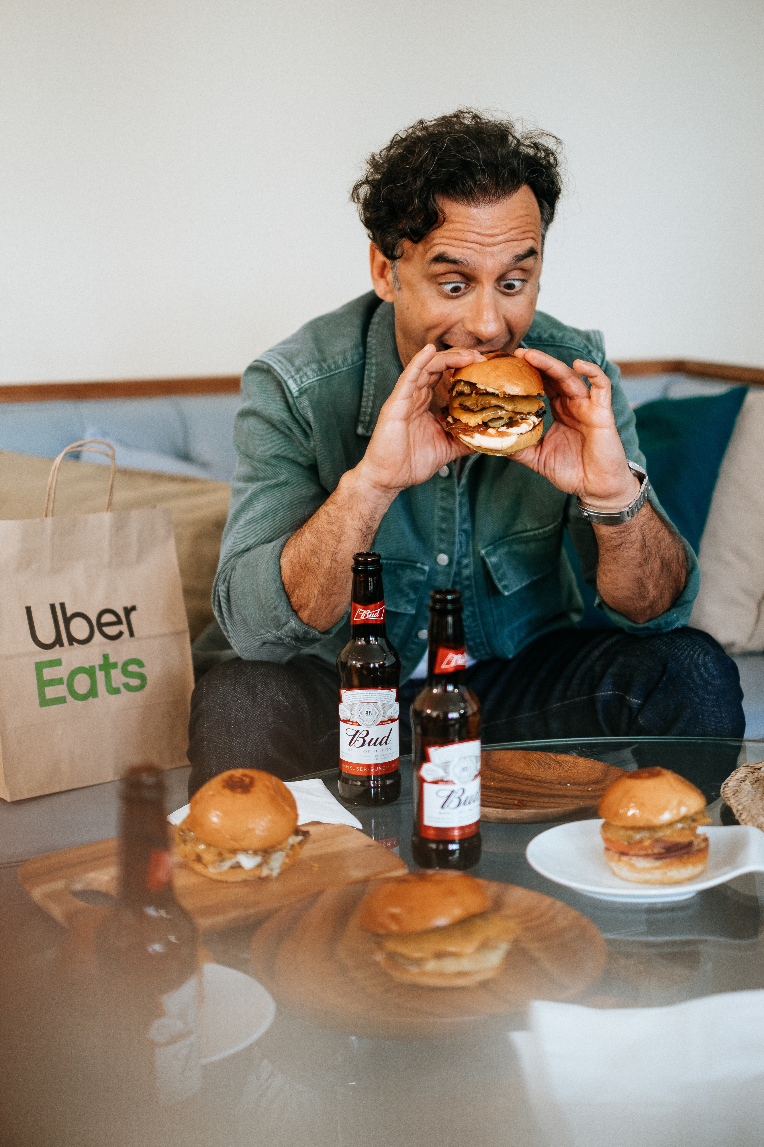 Como um lord, Rui Unas lança novos hambúrgueres na Uber Eats