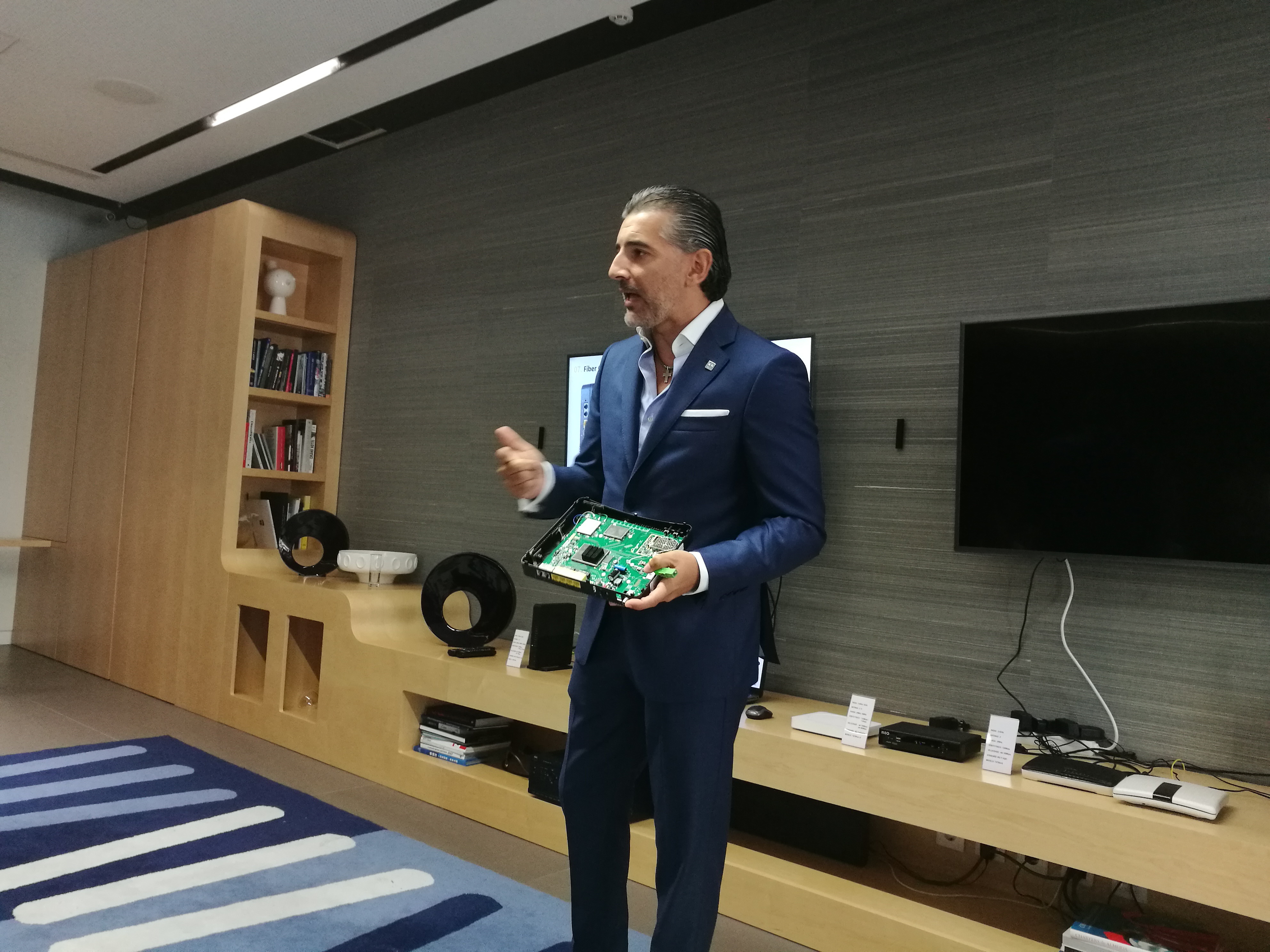 Homem ficou sem metade da cara depois de acidente. Uma prótese em 3D devolveu-lhe o rosto. Veja o antes e depois