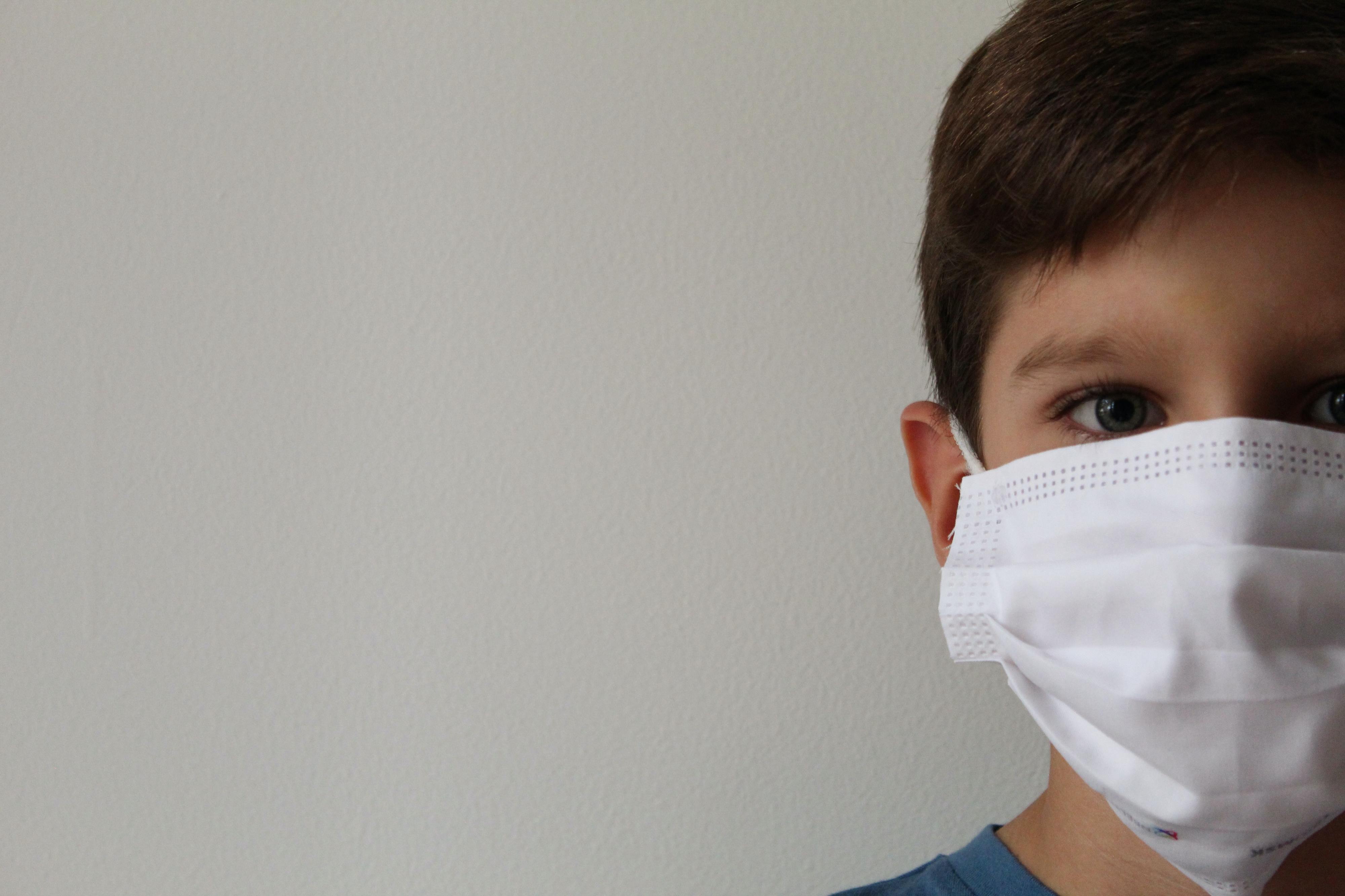 Porque é que se tem de usar máscara na escola e na discoteca não? Fomos à procura de respostas