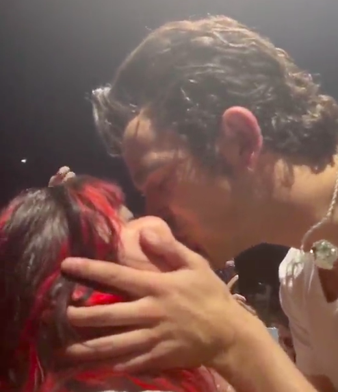 Cantor beija fã em concerto, mas não sem antes lhe pedir o documento de identificação. Veja o vídeo