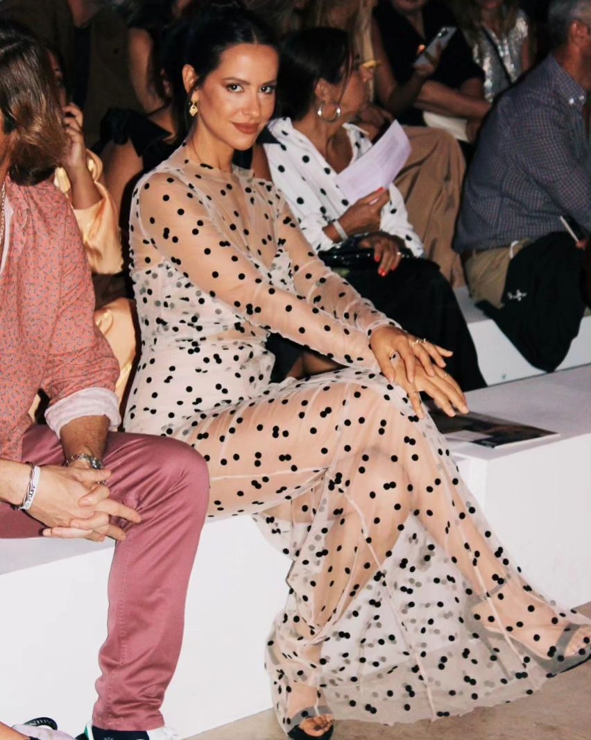 Gostámos tanto deste vestido às bolinhas de Mariana Monteiro que lhe dizemos de onde é (e quanto custa)