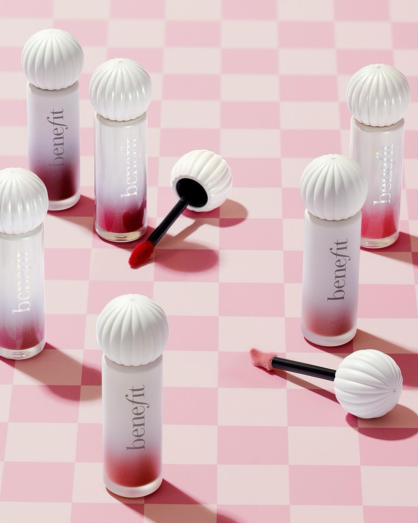 Dos batons instagramáveis às pestanas coloridas. Não estamos a saber lidar com as novidades da Benefit