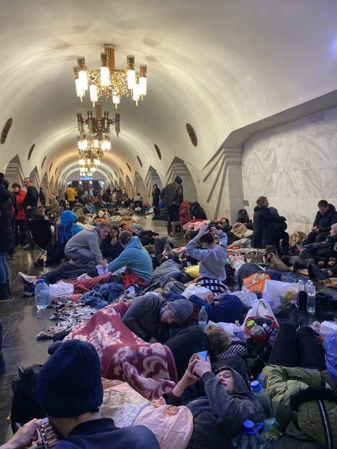 198 ucranianos mortos e filas de 27 horas para sair do país. Rússia intensifica o ataque