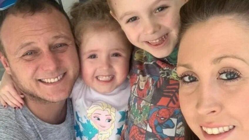 Pais morrem num espaço de quatro semanas e deixam duas crianças de 8 e 6 anos