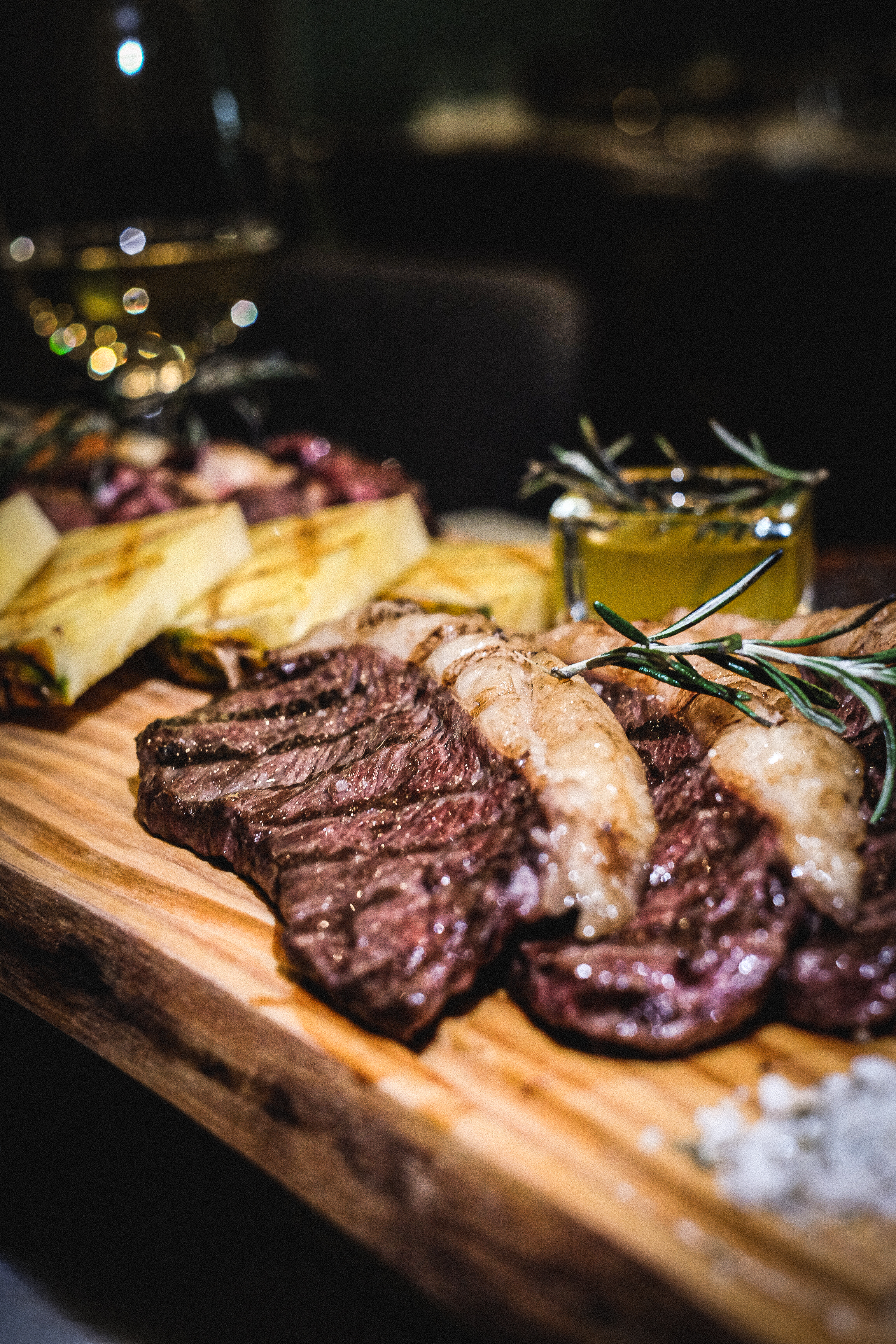 Atenção, carnívoros. Este restaurante novo tem tábuas com os melhores cortes (e são para partilhar)