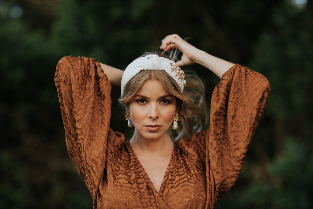 Alice Trewinnard lança nova coleção com Cata Vassalo. Despache-se, antes que esgote