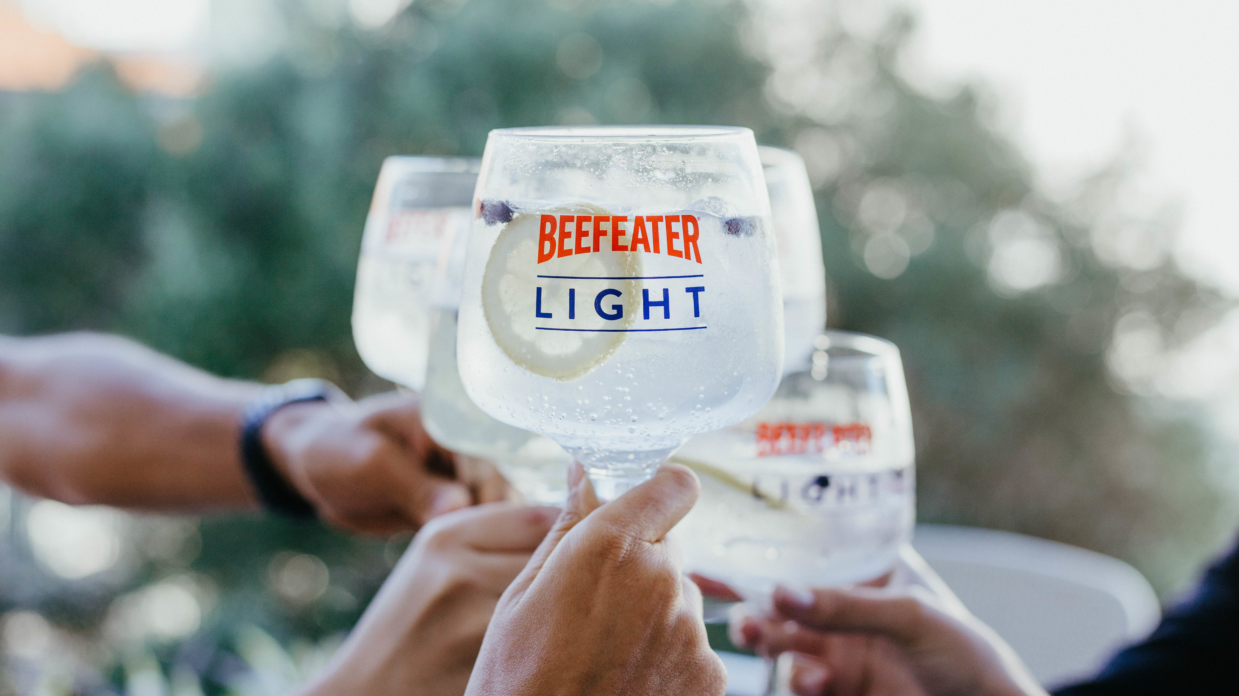 Maggy Santos mostra como preparar um cocktail com o novo Beefeater Light – com metade do álcool e das calorias