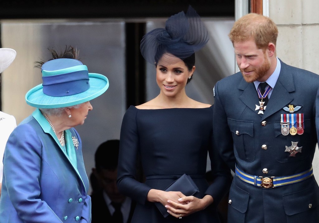 Já reparou que Meghan Markle faz sempre pose de mãos cruzadas? Há uma explicação