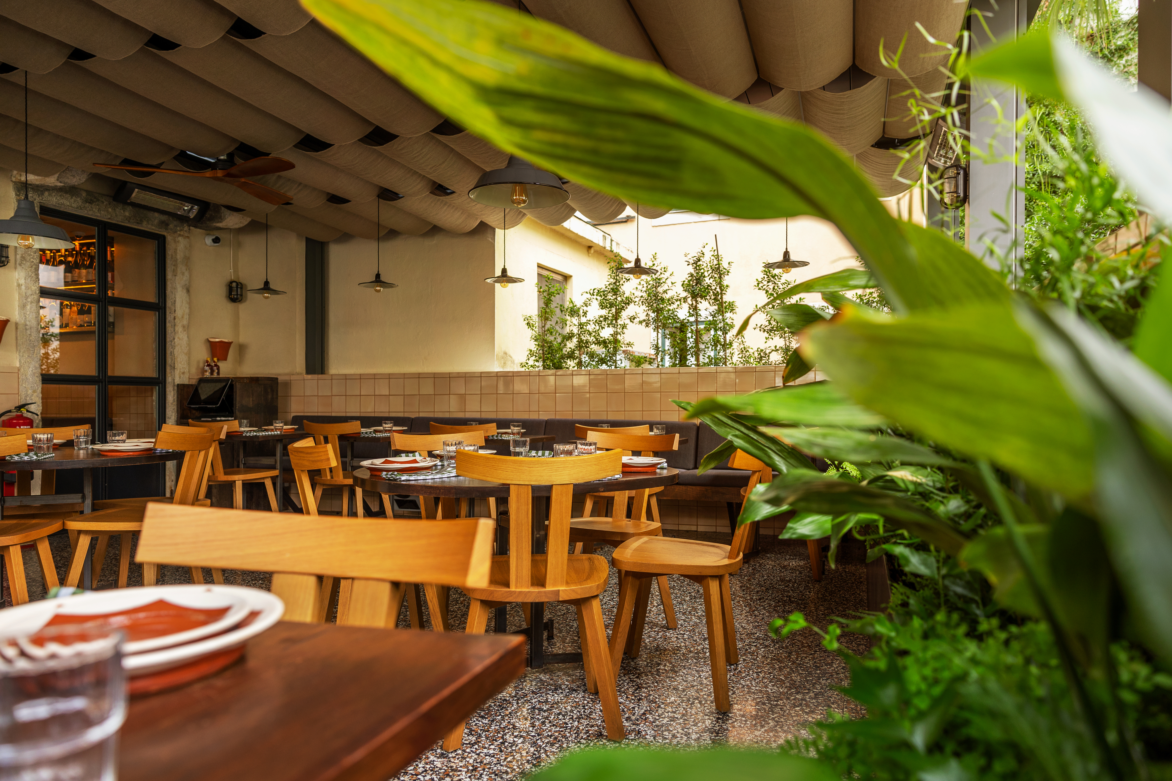 Almoçámos na esplanada mais portuguesa de Lisboa. Do pão quentinho às farófias, eis o que comemos no Pica-Pau