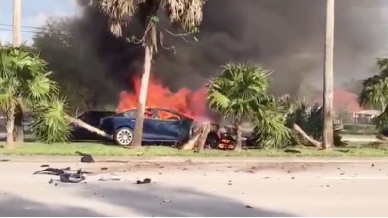 Portas de Tesla não abrem e condutor morre queimado. Família processa a empresa