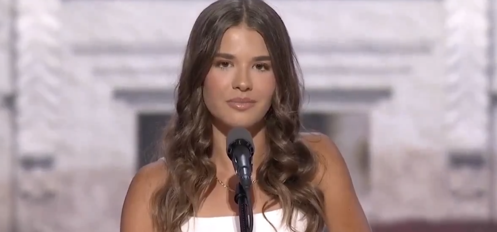 Neta de Donald Trump faz discurso-surpresa. “Para mim, ele é apenas um avô normal” (VÍDEO)