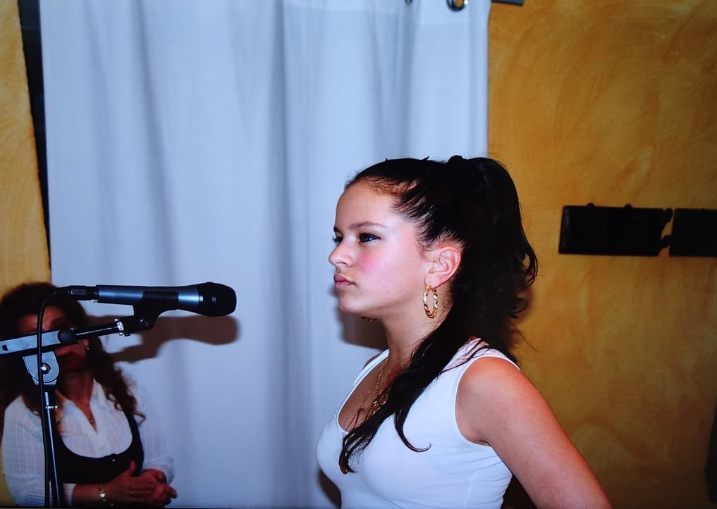 Quando entrou no mundo da música, Rosalía tinha 13 anos e “bastante medo”. Veja as fotos inéditas do seu primeiro concerto em miúda