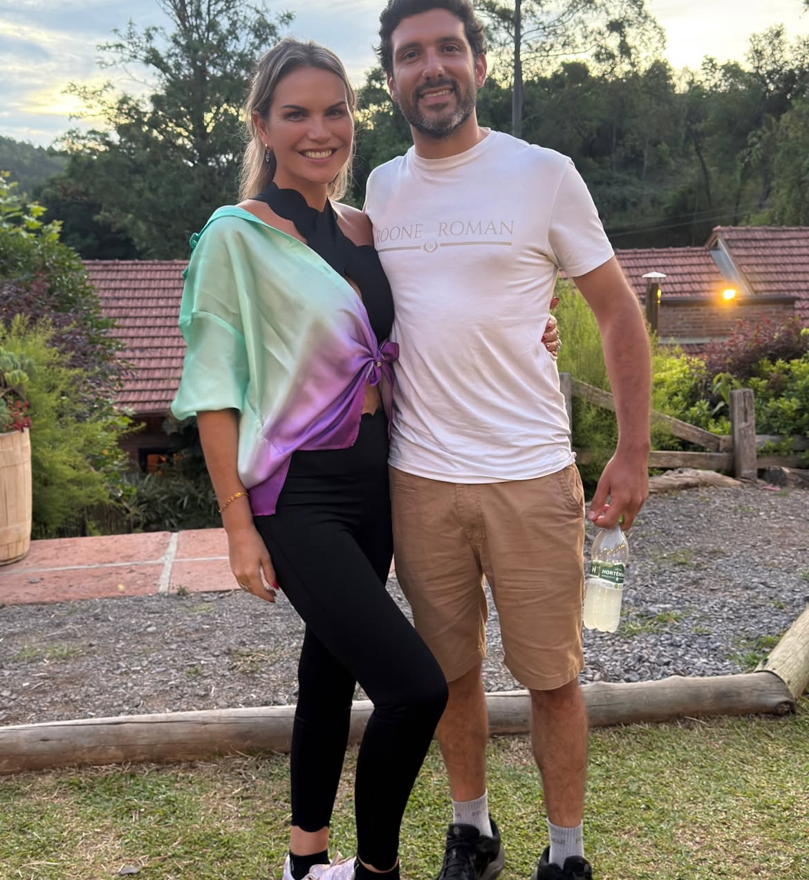 Katia Aveiro namora com brasileiro 12 anos mais novo e declara-se ao companheiro no aniversário da relação