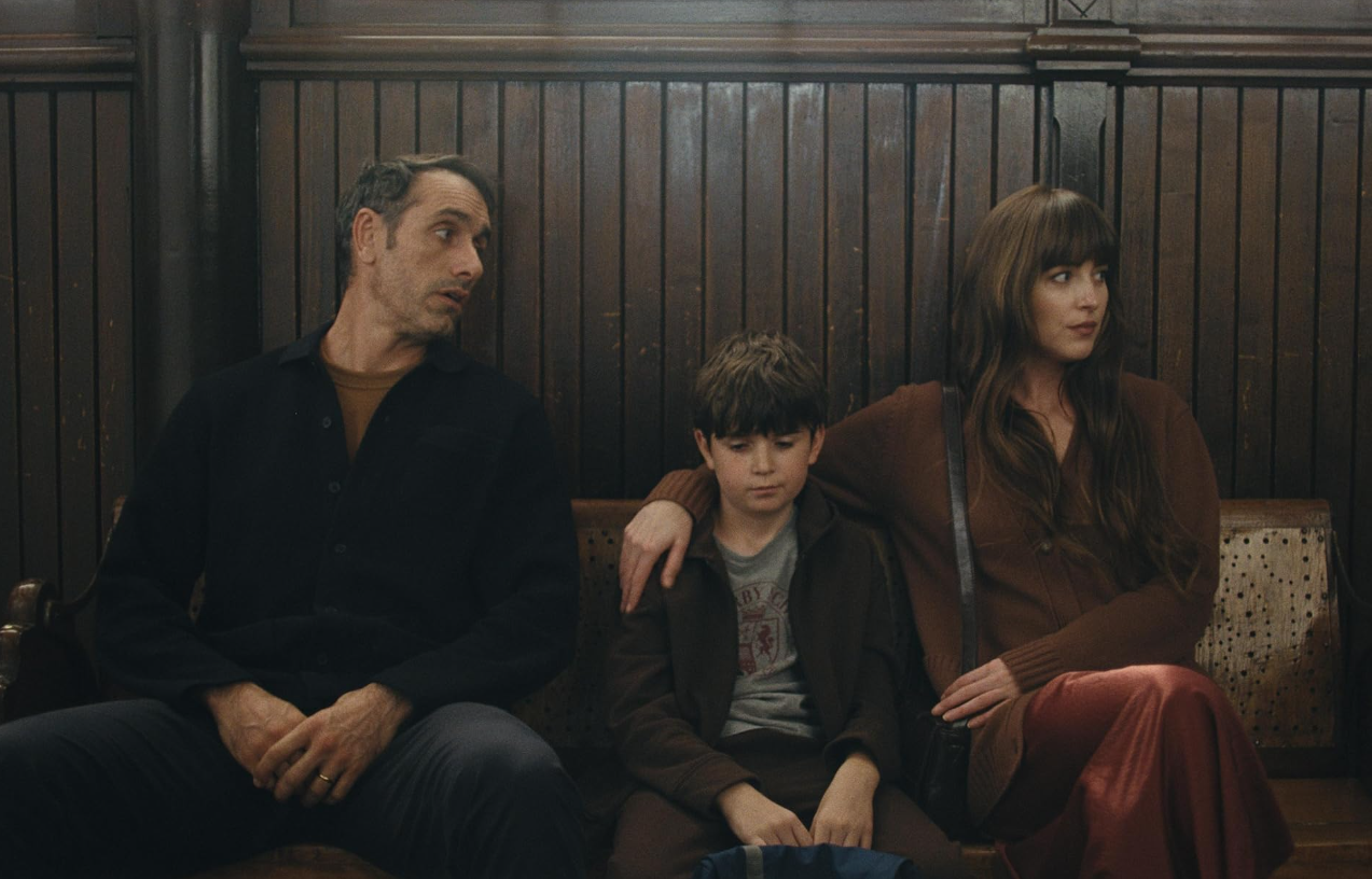 Dakota Johnson de volta ao cinema com uma caótica comédia romântica. Saiba que filmes chegaram ao cartaz