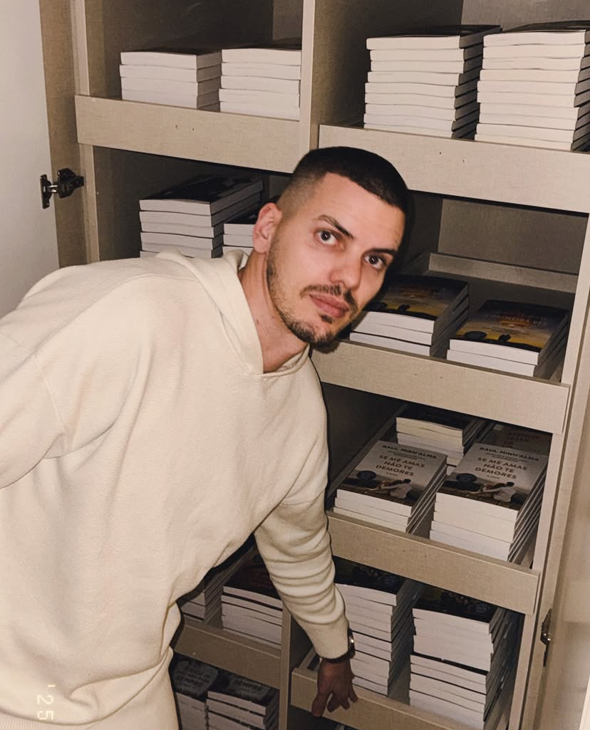 Autor português mais vendido no País lança site com livros autografados e portes grátis nas encomendas