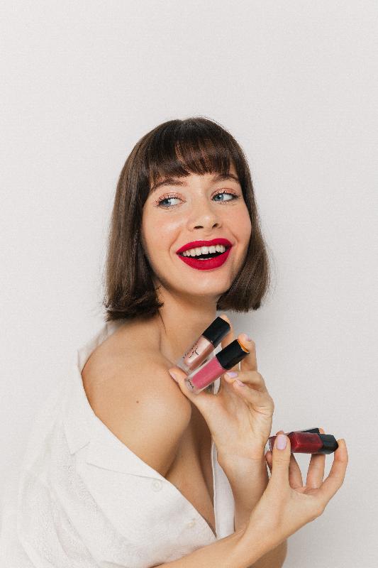 Laura Var. Sombra, blush e baton, tudo num gloss? Existe e é português