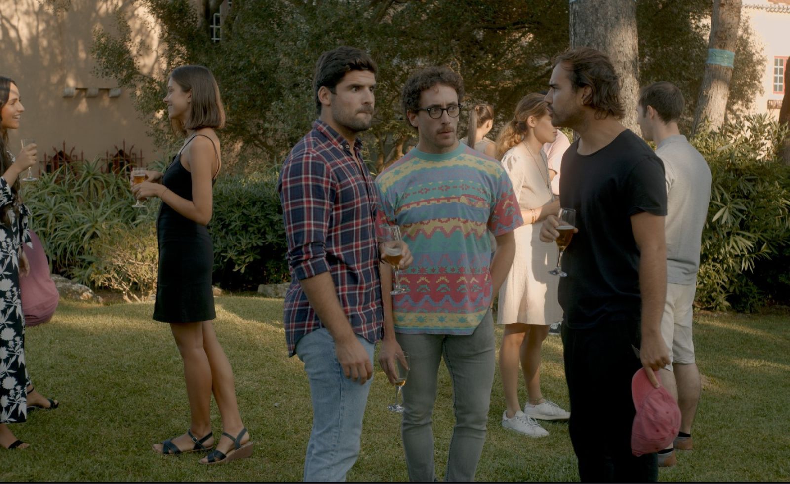 Atores sem trabalho, estrelas da TV e Salvador Martinha à porrada. “A Série” está a chegar à RTP2