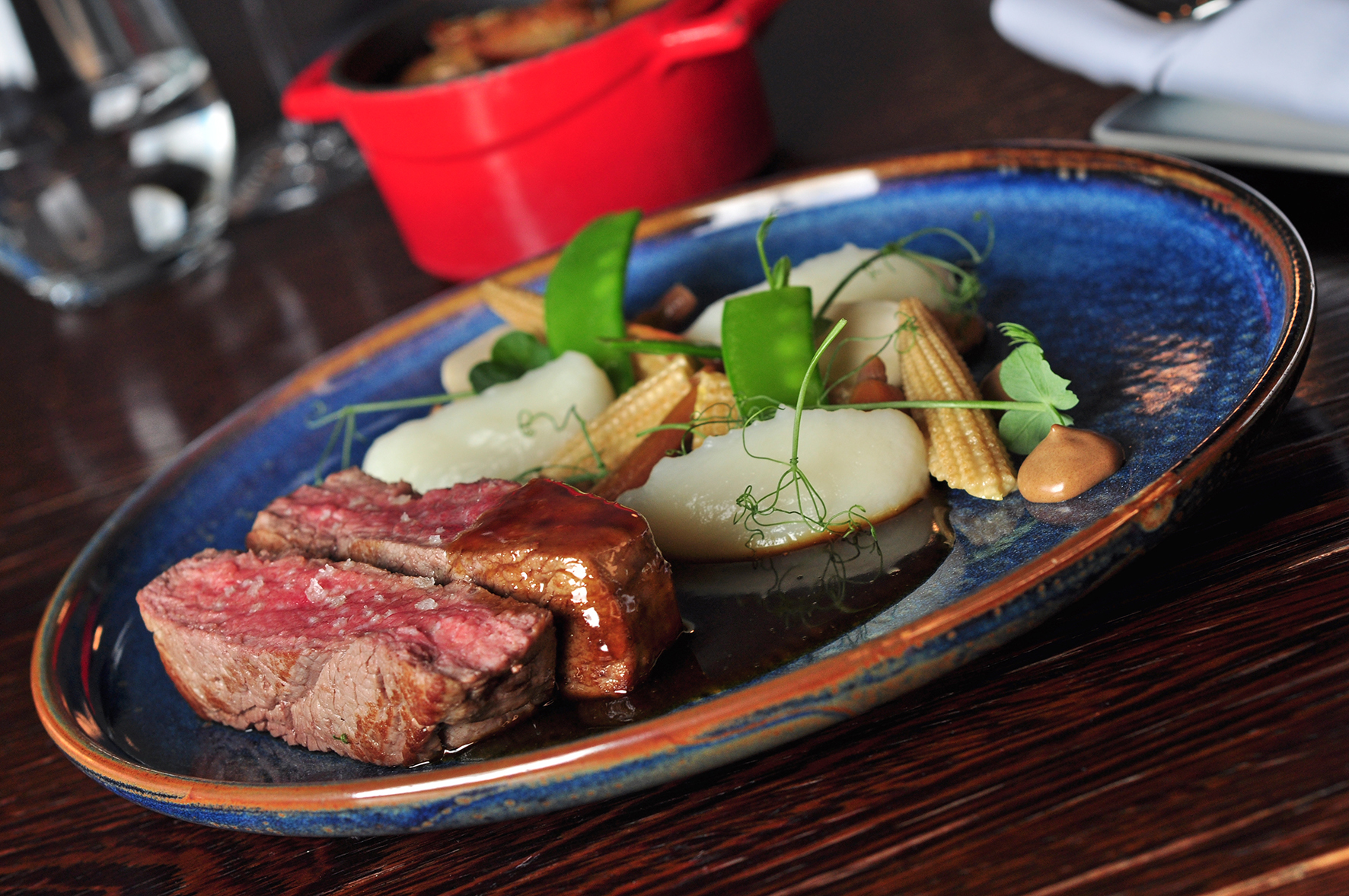 A vista para o mar mantém-se, mas a ementa mudou. O Bago du Vin tem novos pratos mediterrânicos
