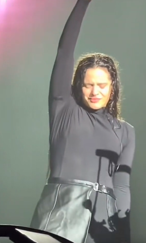 Rosalía não contém as lágrimas durante a canção “Beso” dias antes do anúncio do fim do noivado