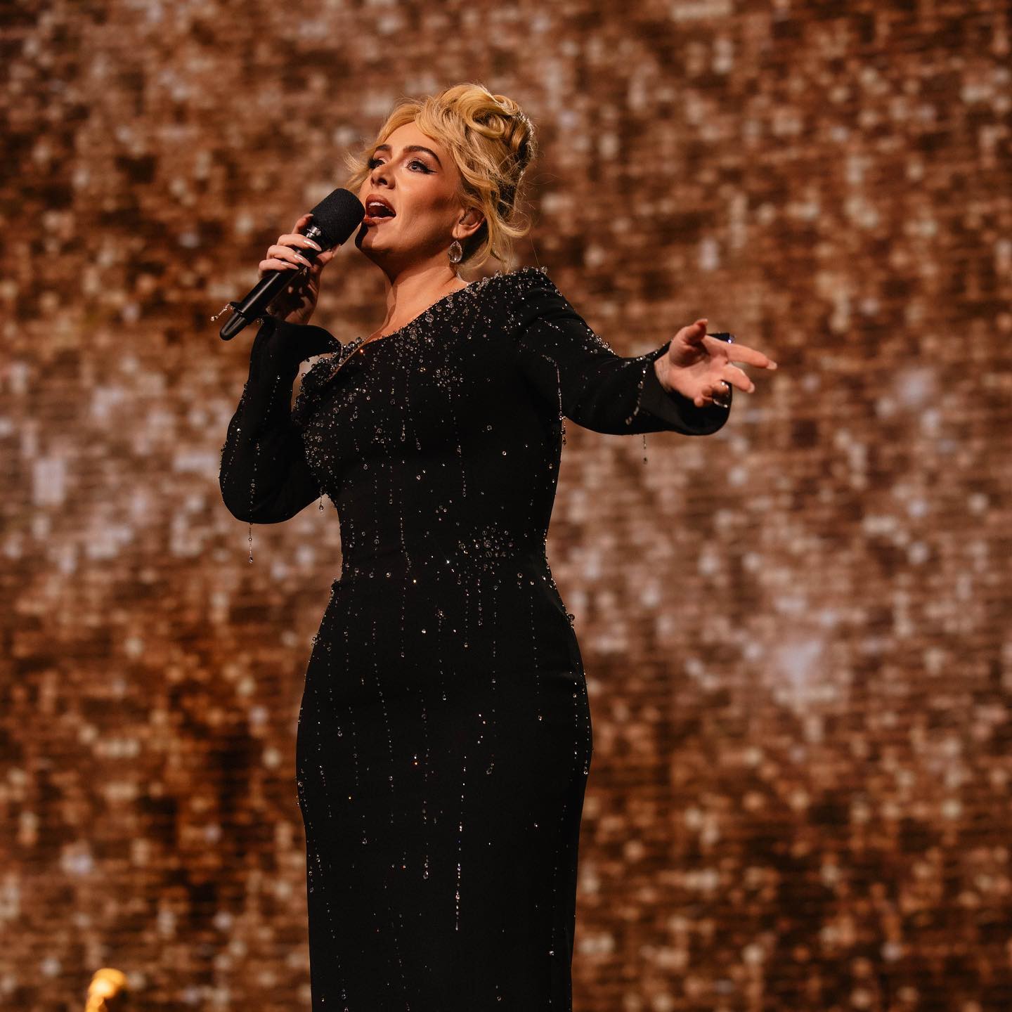 Adele interrompe concerto para repreender seguranças que estavam a incomodar um fã. Veja o vídeo