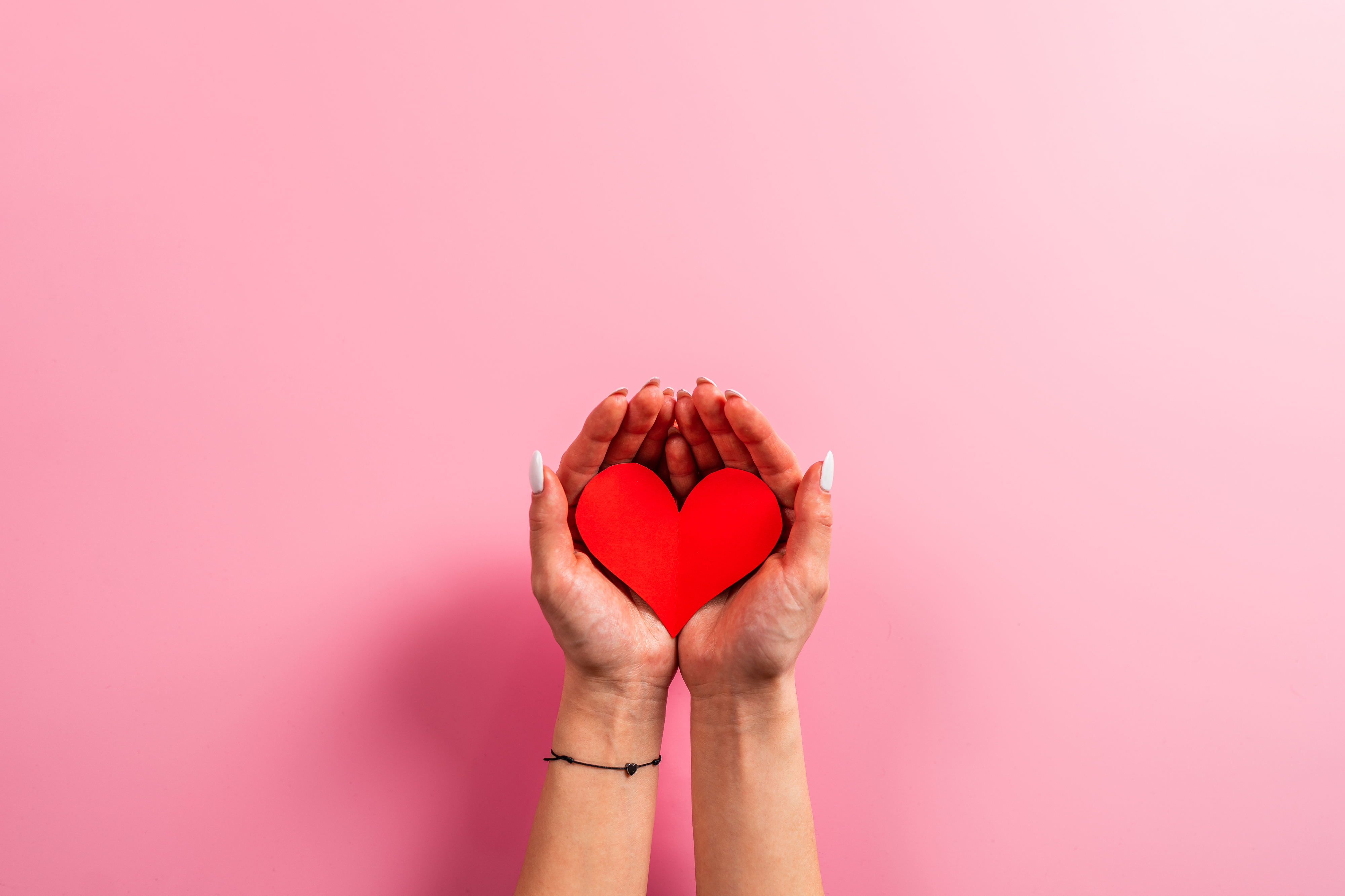 Professora cria “botão do carinho” para aluna que perdeu a mãe pressionar sempre que se sente sozinha