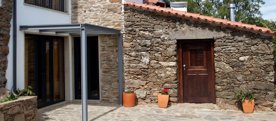 Vá apanhar castanhas! E aproveite para dormir nestas casas numa típica aldeia transmontana