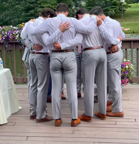 Foto do rabo de padrinho de casamento estragou momento bonito para o noivo. “Ficou assim a noite toda”