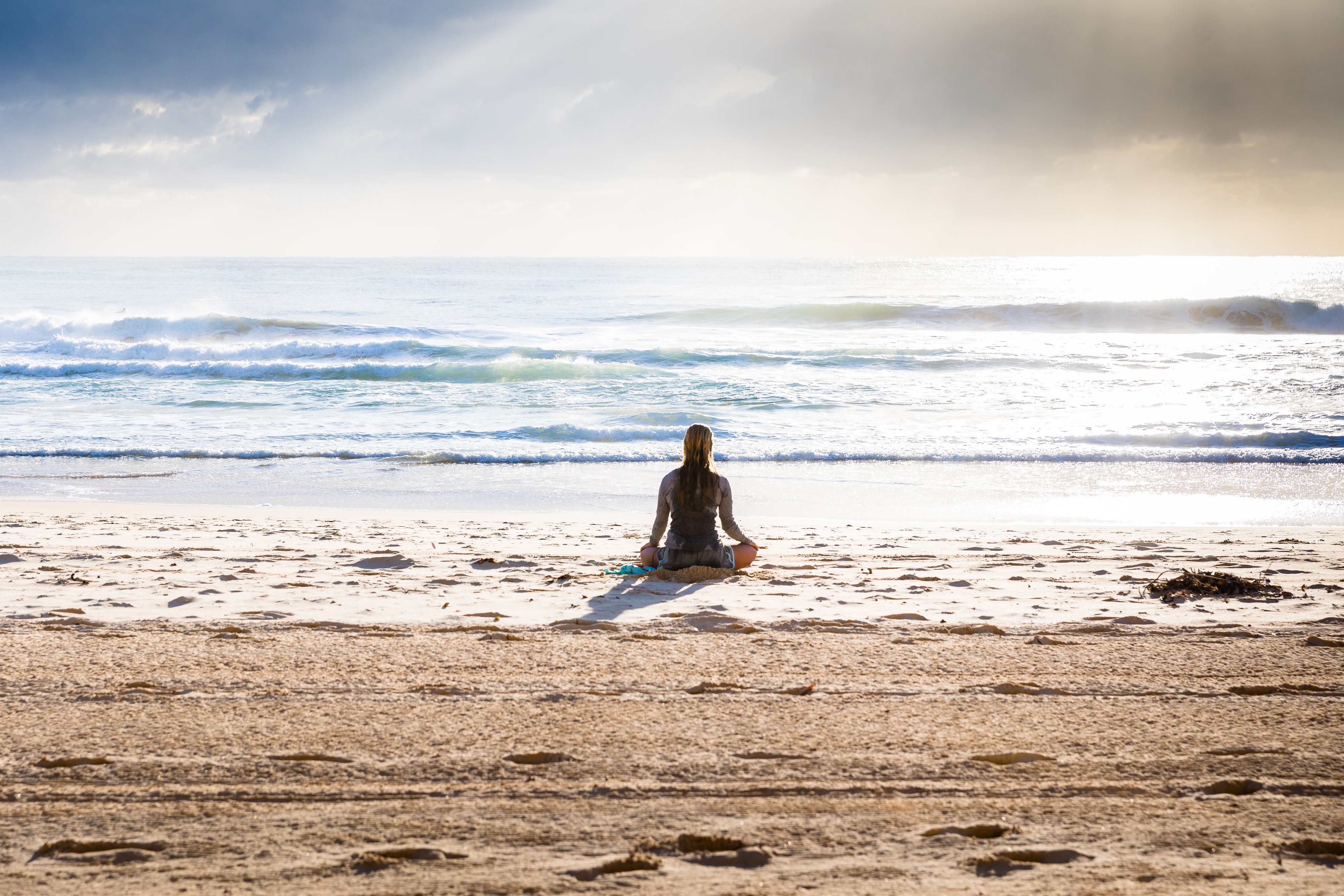 Йога на берегу. Медитация на берегу моря. Девушка медитирует на берегу моря. Йога у океана. Человек на берегу океана.