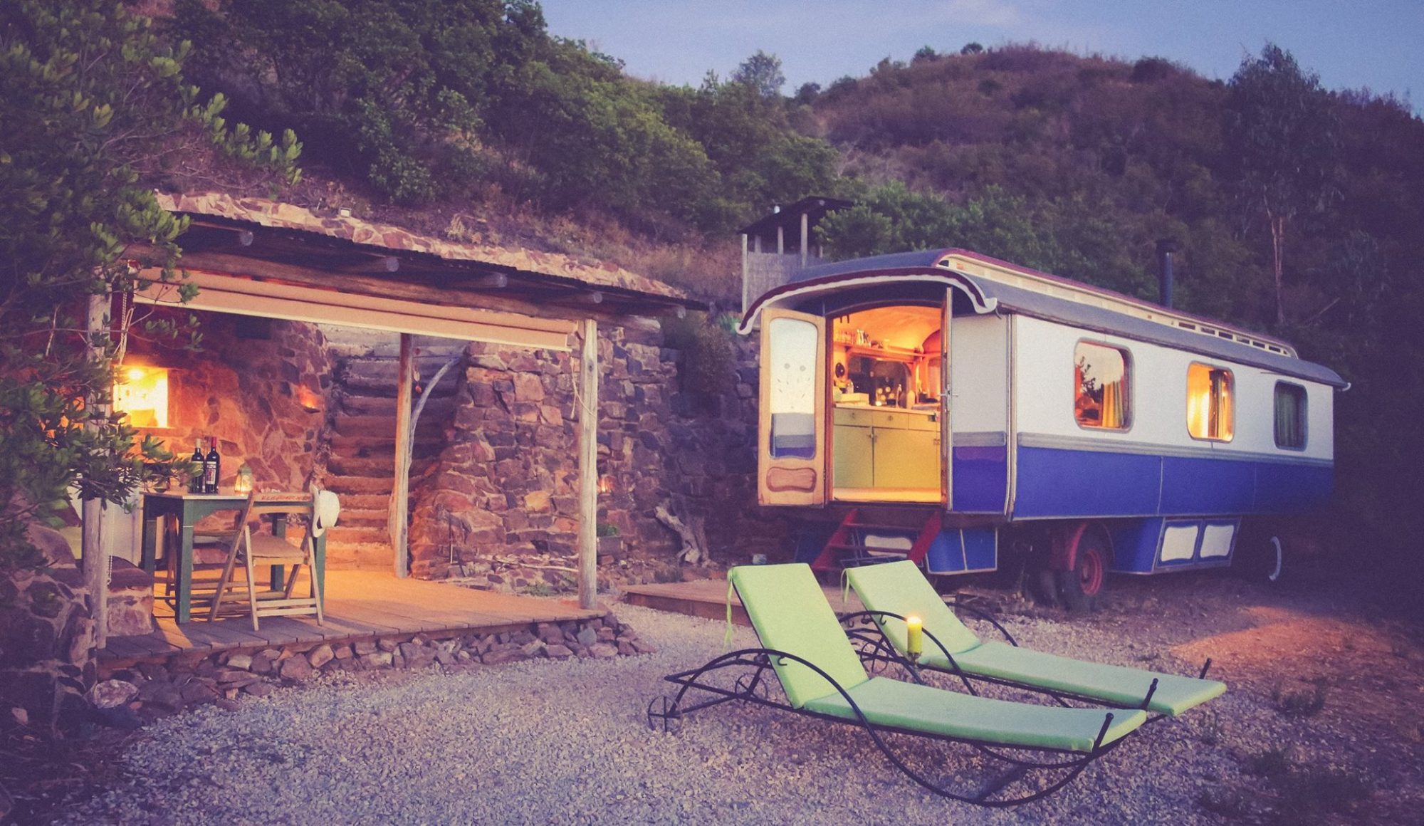 Dormir numa roulotte cigana, carrinha de bombeiros ou yurt. É assim no Eco-Lodge Brejeira