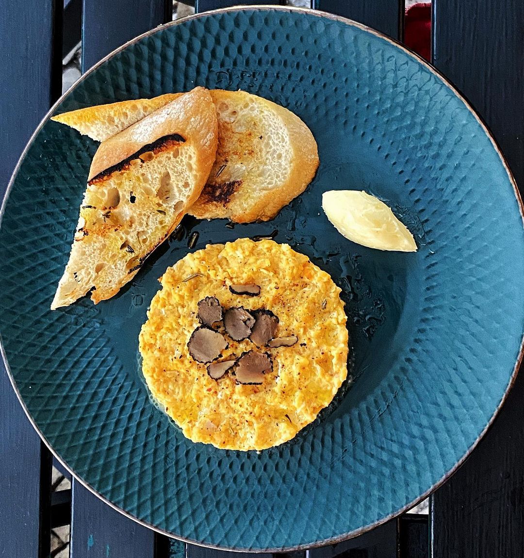 Primeiro uma mimosa, depois ovos mexidos com trufa: descubra o novo brunch de Lisboa