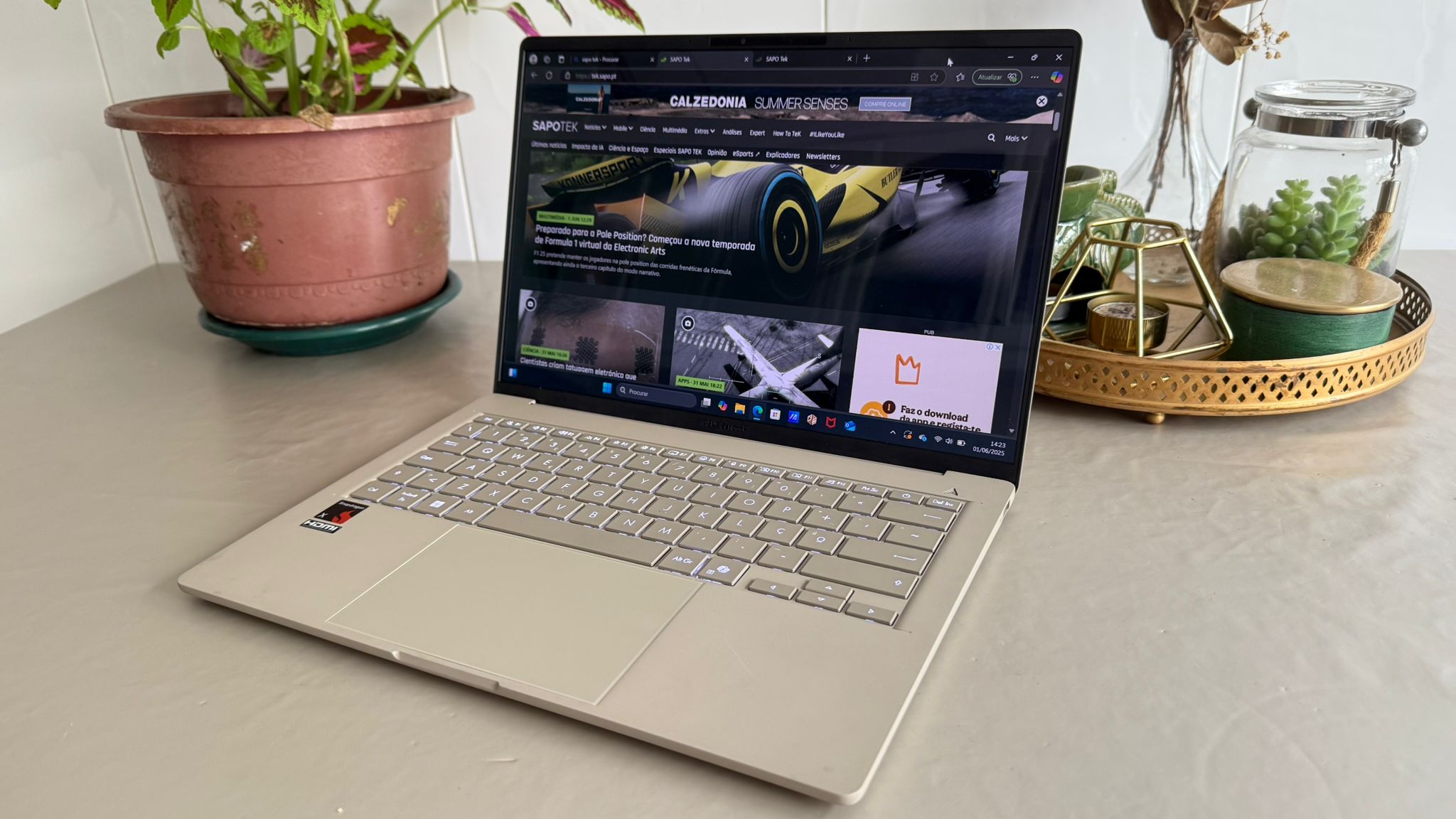 Asus Zenbook A14 é um portátil leve e sempre funcional, com longa bateria e muita inteligência artificial