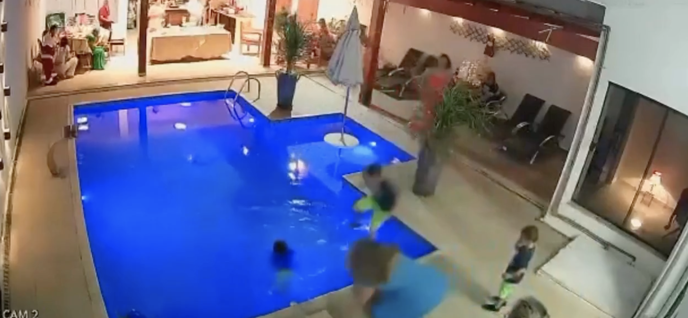 Criança atira-se à piscina e salva irmão de 3 anos de morrer afogada. Veja o vídeo