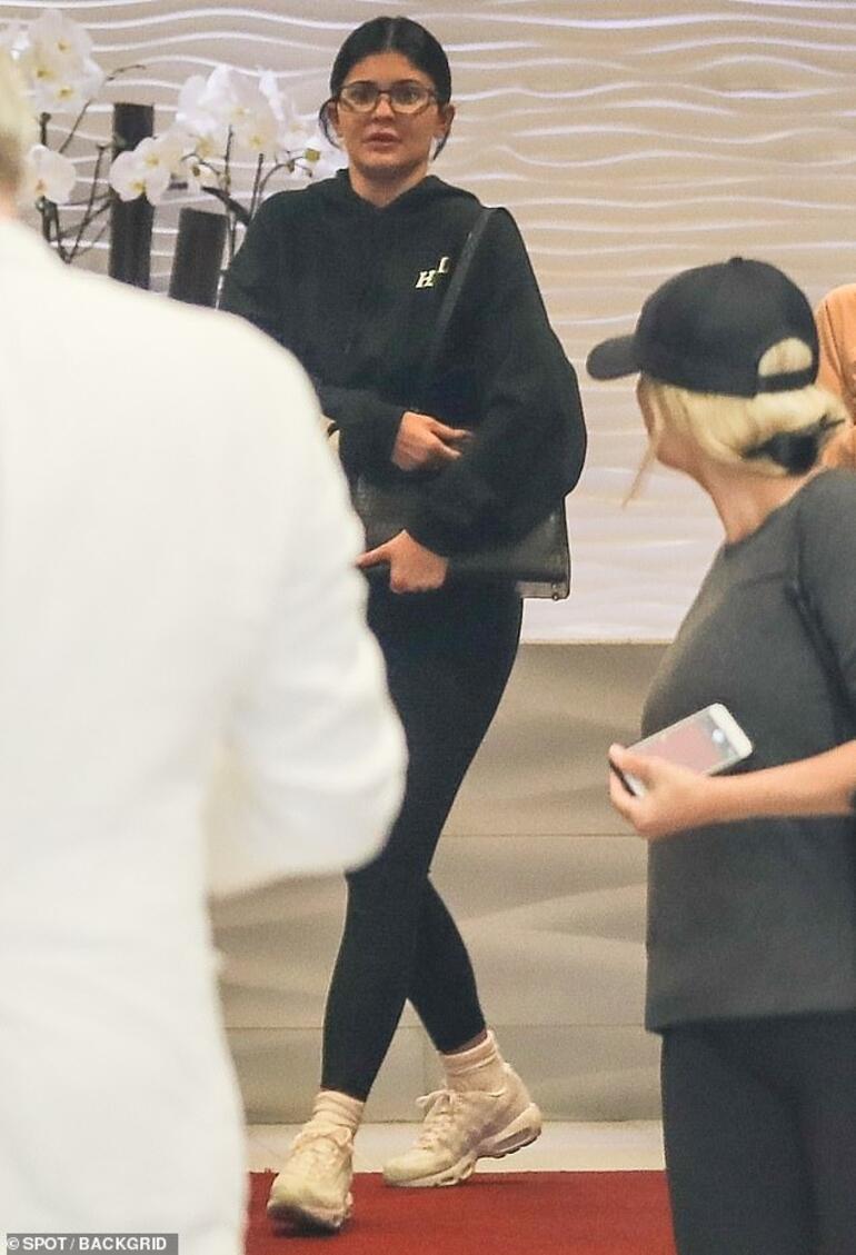 Kylie Jenner fotografada sem maquilhagem e com óculos