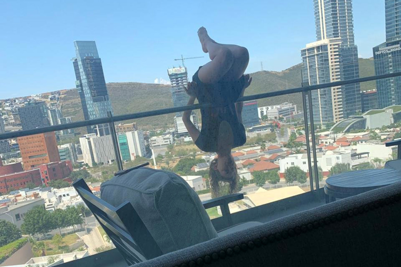 Jovem cai de uma altura de 24 metros enquanto faz ioga
