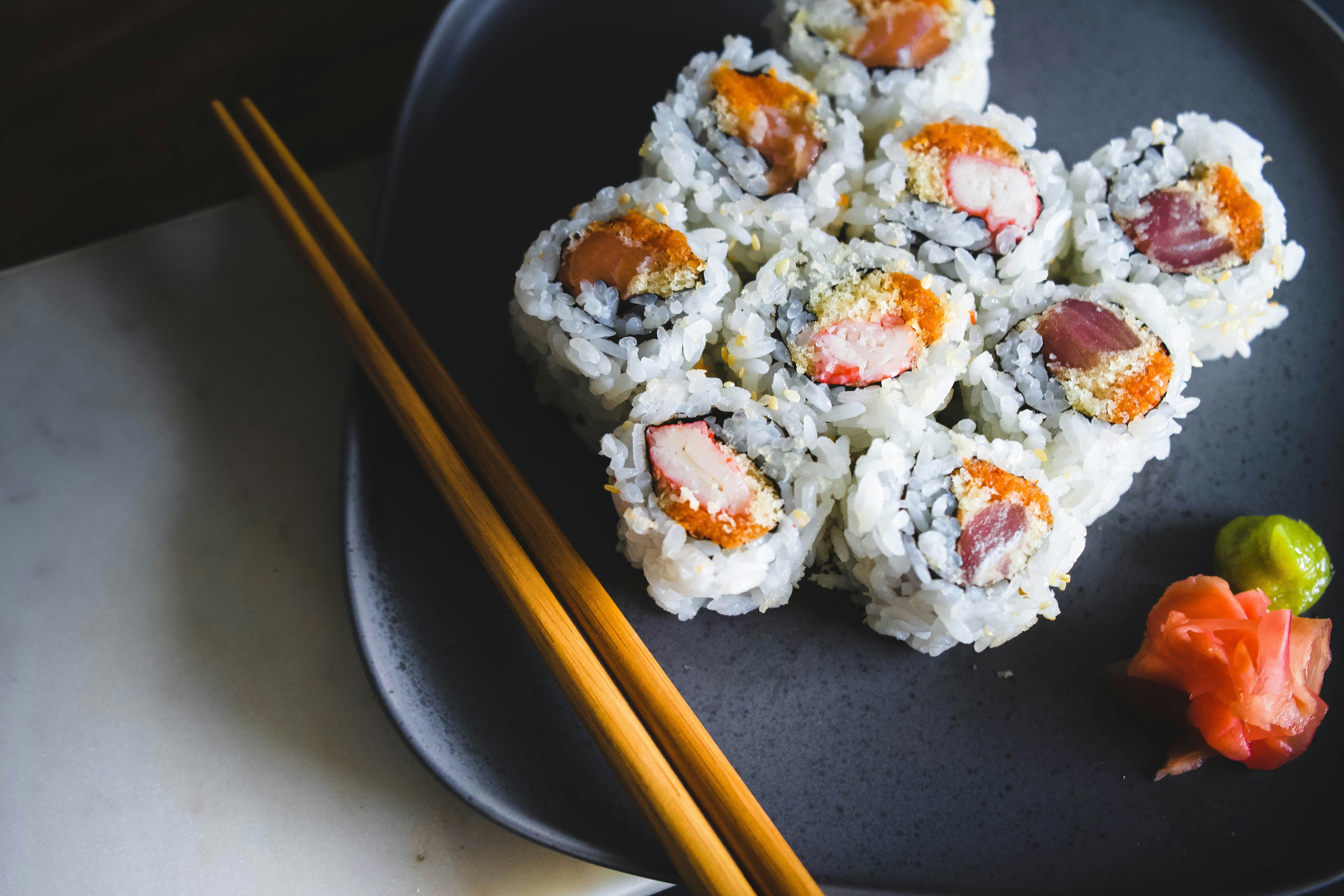 6 spots especializados em sushi ao domicílio, que levam tudo a casa em Lisboa e no Porto