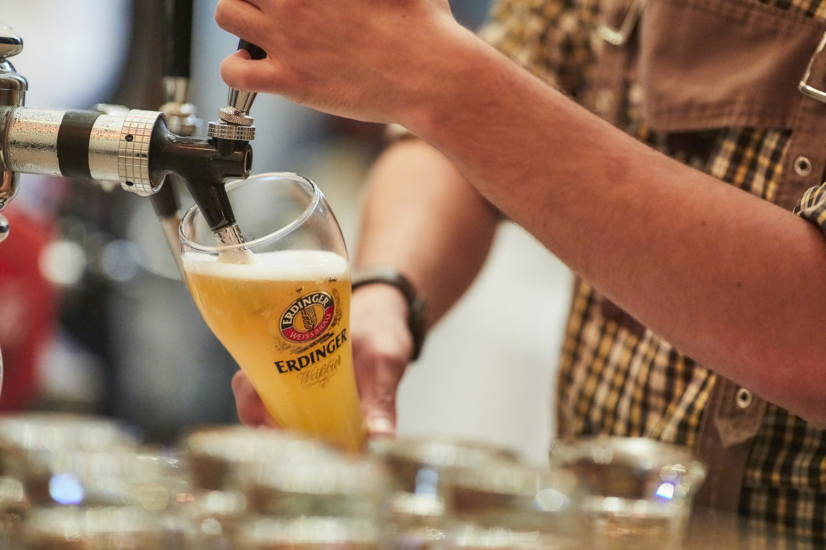 5 spots para celebrar o Oktoberfest com (muita) cerveja, pretzels, schnitzel e música ao vivo