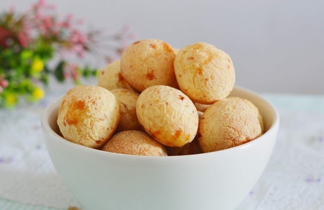 Este pão de queijo faz-se com apenas 3 ingredientes — e é delicioso