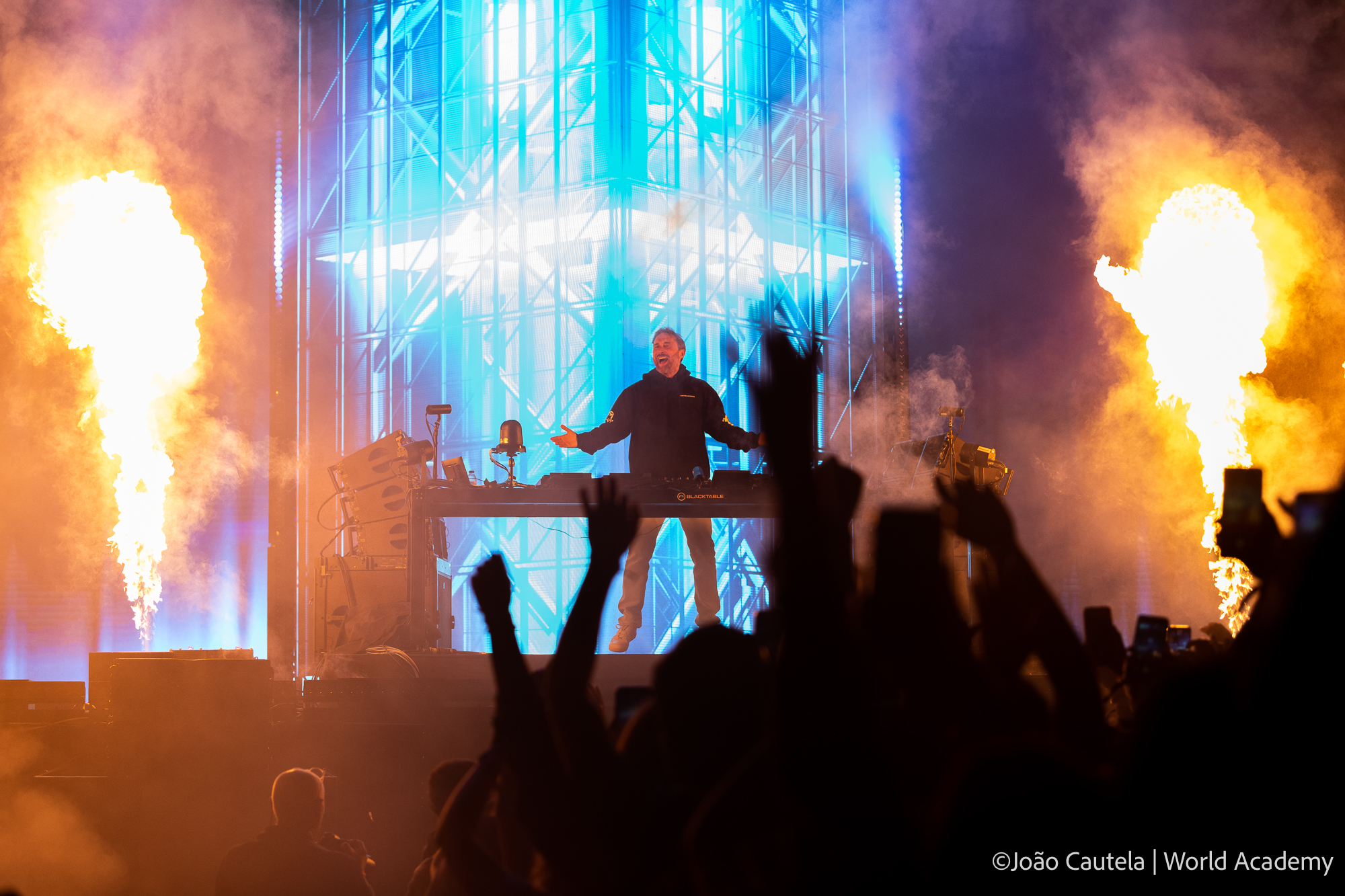 Estivemos no concerto de David Guetta, o DJ que pede cachês de 1 milhão de euros. E dizemos-lhe se valeu a pena